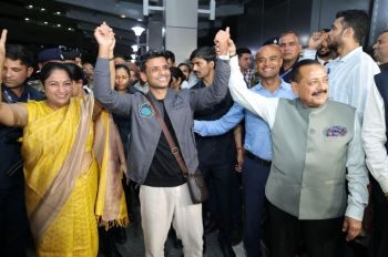 Shubhanshu Shukla | अंतरिक्ष में परचम लहराकर भारत लौटे शुभांशु शुक्ला, ढोल नगाड़े और भारत माता के जयकारे से जोरदार स्‍वागत